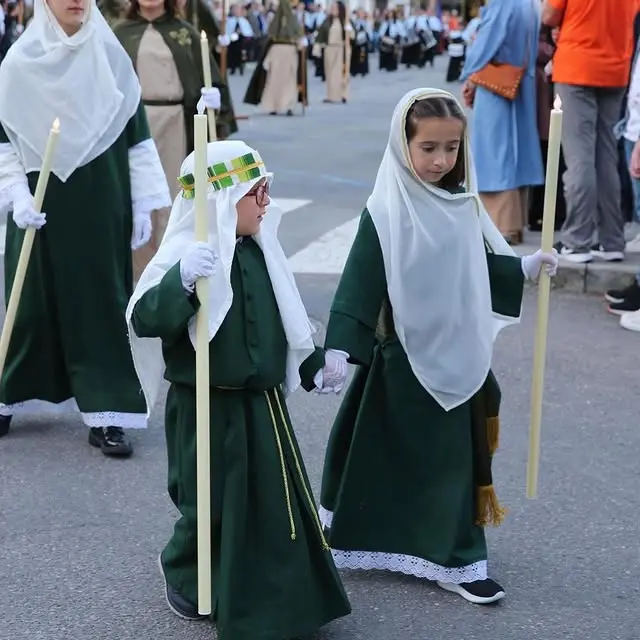 Cangas reúne a varias generaciones en un Domingo de Ramos de gran participación
