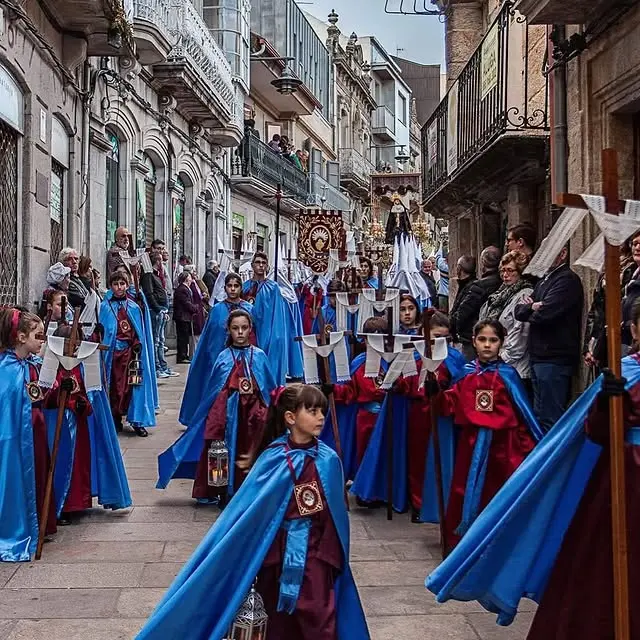 Devoción y tradición en el Viernes de Dolores de Cangas