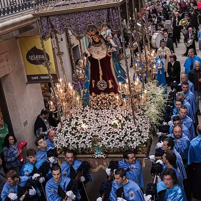 Devoción y tradición en el Viernes de Dolores de Cangas