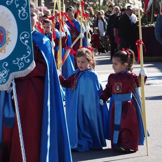 Cangas reúne a varias generaciones en un Domingo de Ramos de gran participación