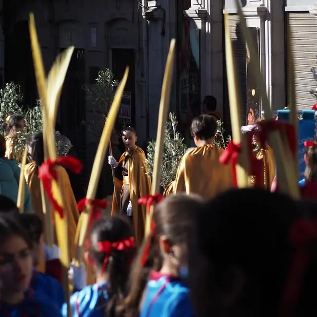 Cangas reúne a varias generaciones en un Domingo de Ramos de gran participación