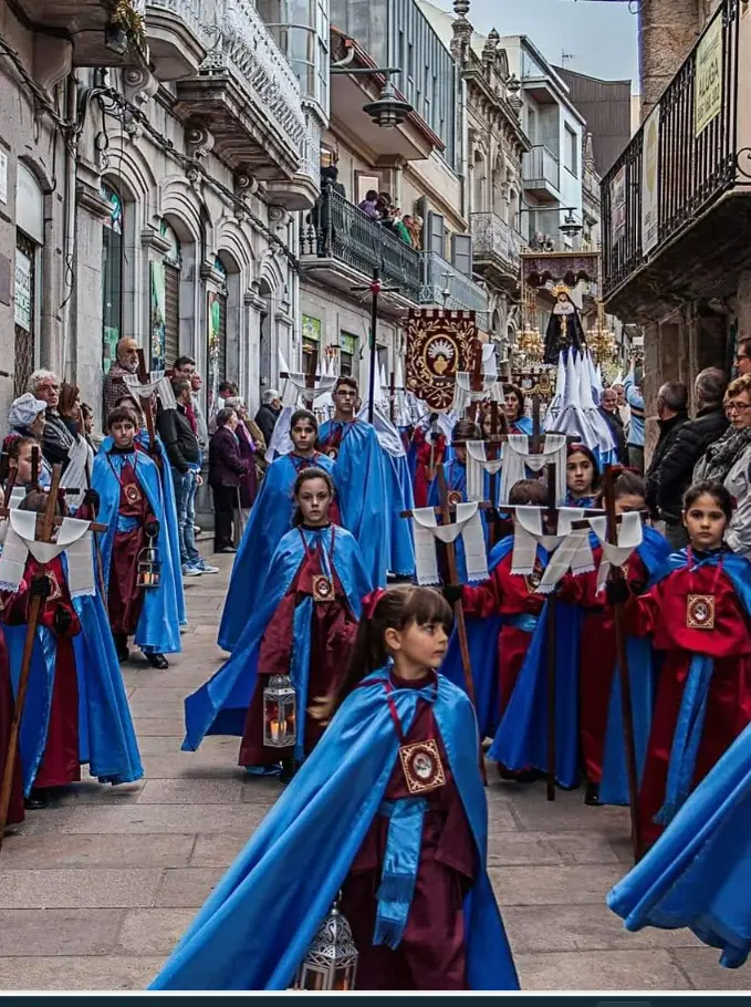 Devoción y tradición en el Viernes de Dolores de Cangas