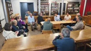 Vecinos de Pesqueiras (Chantada) reunidos con la empresa promotora de la planta de baterías de litio