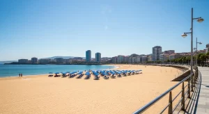 La temprana llegada del calor reabre el debate sobre el uso de las playas urbana