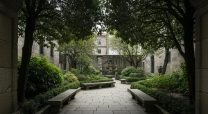 Los jardines ocultos de Santiago: espacios de calma frente al turismo masivo