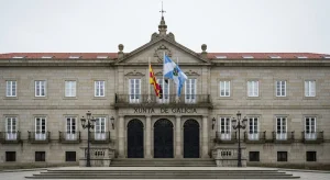Presión política y judicial por el futuro de un cargo público en Galicia