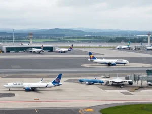 Os gobernos de Vigo e Santiago cargan contra a Xunta pola súa "visión localista" sobre os aeroportos