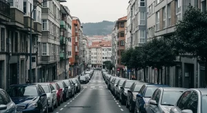 La falta de plazas de aparcamiento, un dilema creciente en los entornos urbanos