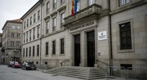 La revisión de las bajas laborales sacude el tablero político gallego