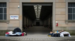 Vigo despraza ás persoas sen fogar da nave de Pescanova á beirarrúa