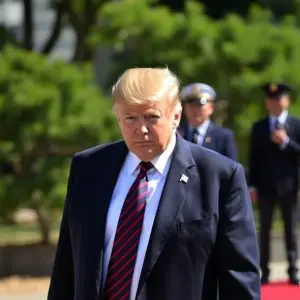 Trump visita Japón; crecen esperanzas de acuerdo con China