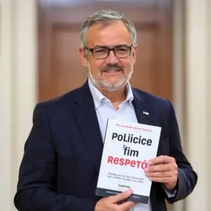 Juanma Moreno presenta libro en Córdoba: política y respeto