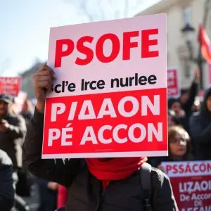 PSOE denuncia valla con cartel de Azcón; empresa asume error