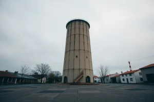 Catrocentos quilos de explosivos derruban este xoves as torres das Pontes