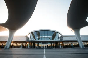 Wizz Air acelera su llegada al aeropuerto de Santiago con diez nuevas rutas