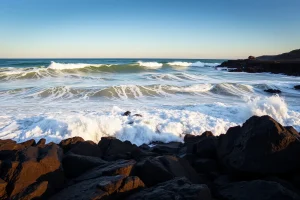 El mar no perdona: dos menores rescatados de una balsa hinchable en A Besteira,